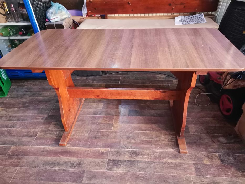 Маса от дърво голяма