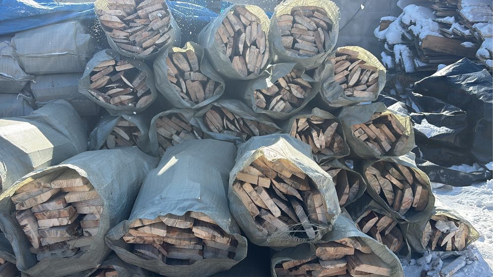 Дрова в мешках, сухие сосна, плотно упакованные