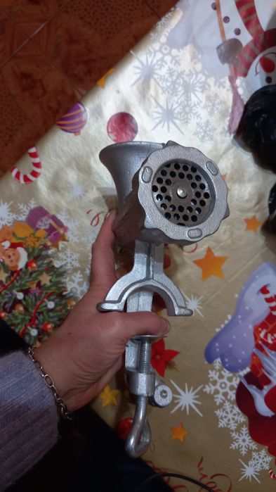 Vand masina de tocat carne metalica,culoare argintie, completa