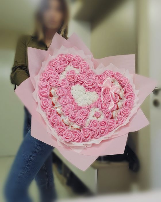 Букет вечни рози бебе памперси бонбони персонализиран рожден ден юбиле