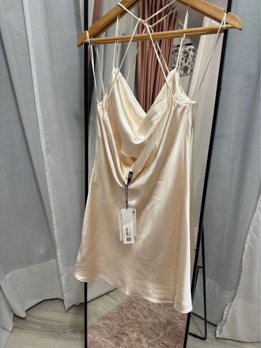 Rochie de seara tip furou satinata cu spatele gol Zara marimea S