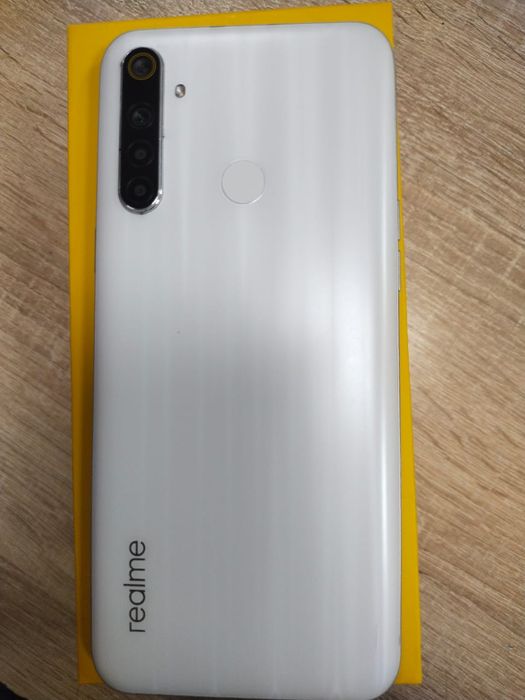 Продаю телефон realme 6i