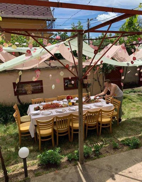 Голяма дървена маса с метална основа