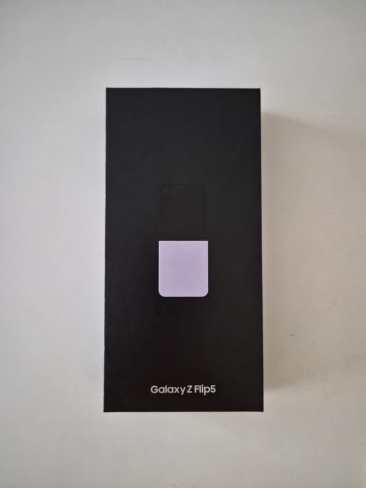 Samsung Galaxy Z Flip5 (8GB/512GB) – Като нов + Оригинален кейс