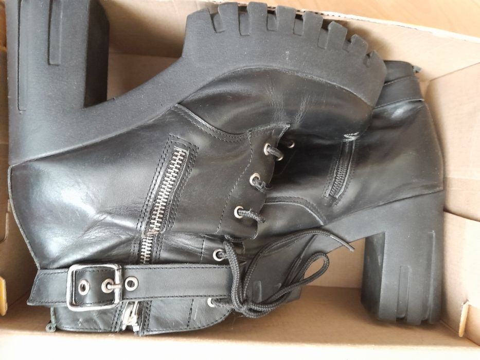 Продавам дамски боти спортни