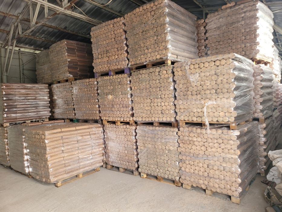 Продавам  сл.пелети и брикети