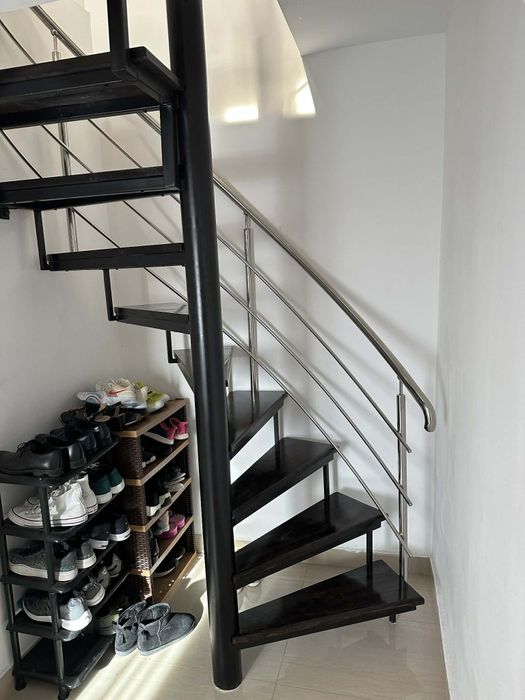 Vând scara interioară cu stâlp central și mâna curenta din inox. 
Scar