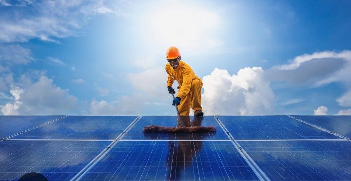 Curat profesional panouri fotovoltaice