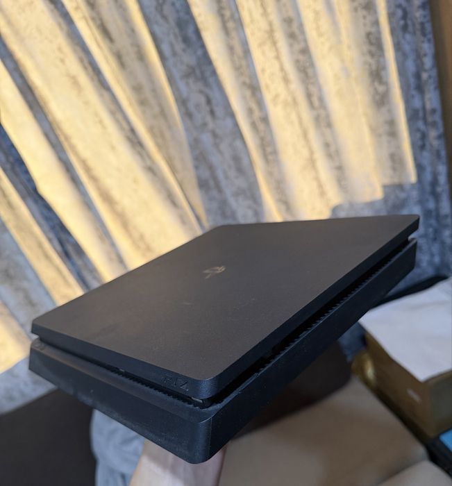 Продавам playstation 4 с три игри