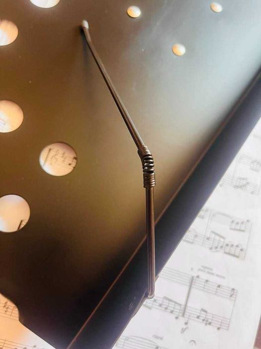 Стабилна стойка за музика с регулируема височина