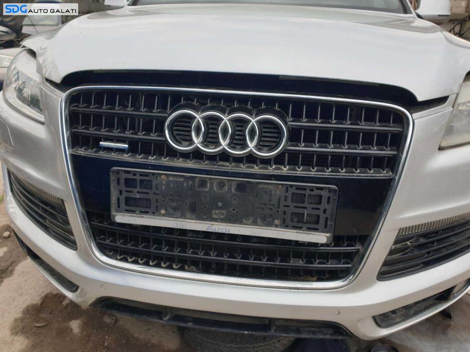 Bara Spoiler Fata Completa cu Grila Emblema cu Spalatoare si Locas Senzori Parcare Audi Q7 4L NFL Non Facelift 2007 - 2009 Culoare Light Silver Metallic LY7W [Q2822]