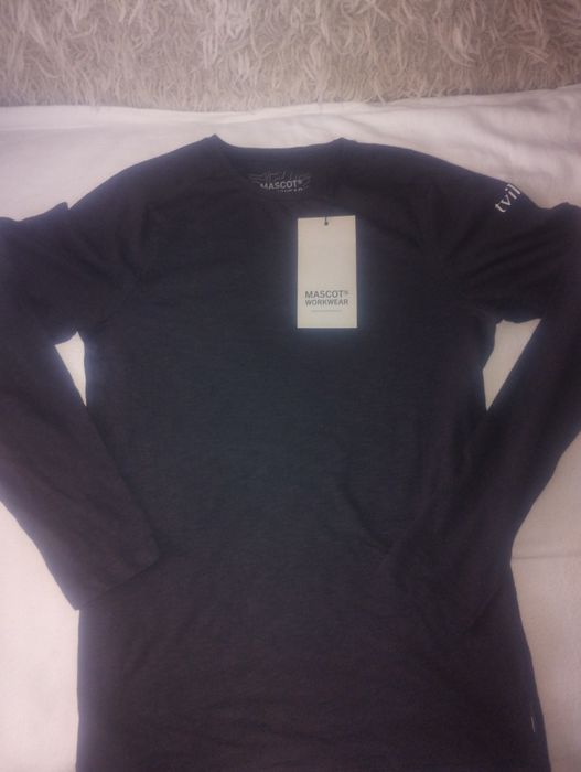 Продавам работна блуза mascot