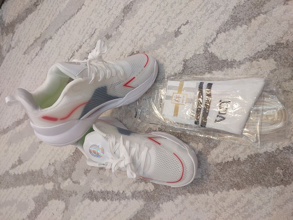 Кроссовки новые 41 размера