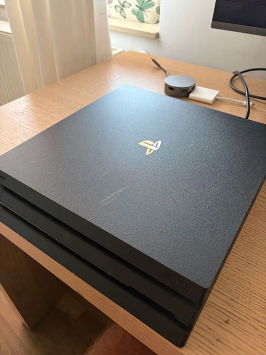 PlayStation 4 PRO 1TB + 2 jocuri, vând sau schimb