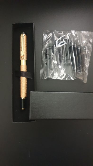 Set cadou Stilou Delux Gold + 10 rezerve de cerneală.  2 bucati rămase