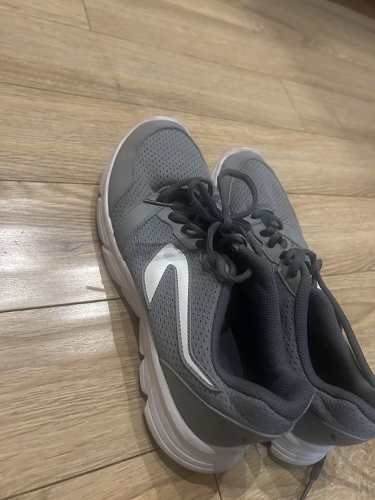 Кроссовки для спорта / бега