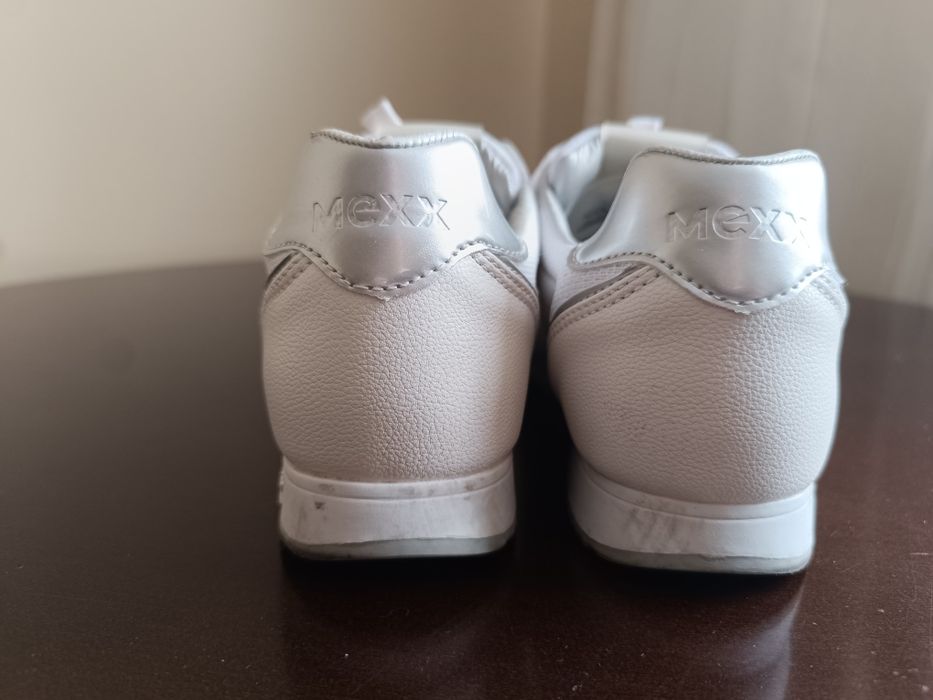 Кроссовки черные 37 и белые 38