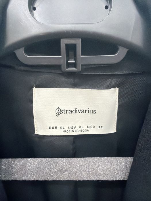 Черный пиджак от Stradivarius