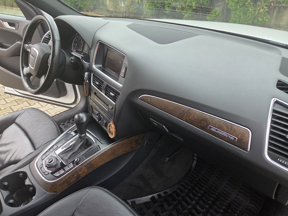 Vând Audi Q5 model 2010