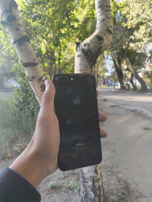 Продам Айфон 8  plus