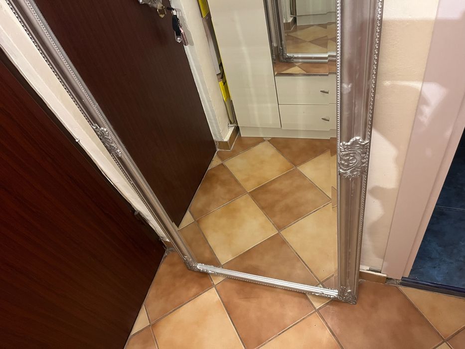 Oglinda cu rama argintie