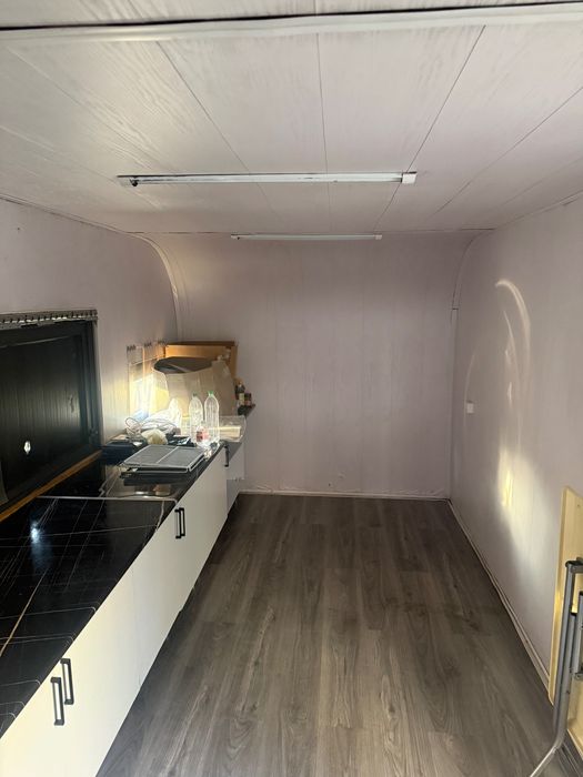 Готовый оборудованный фудтрак с мебелью