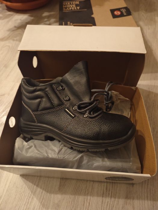 Bocanci de lucru cu bombeu, 42