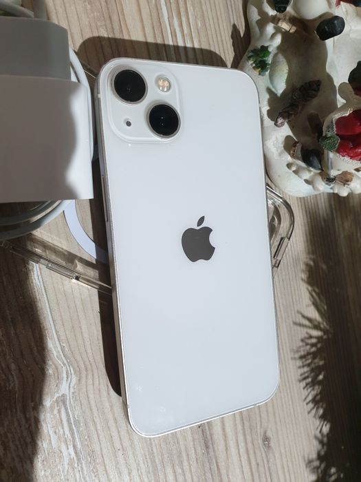 Vând iPhone 13 - White- liber de rețea - impecabil