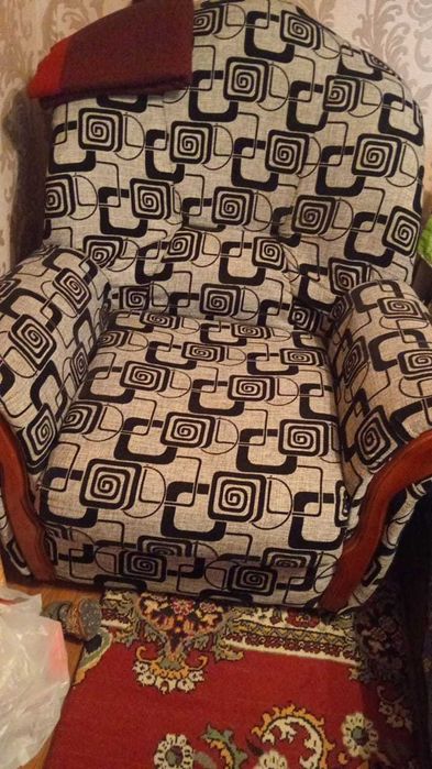 Диван с двумя креслами и тахту