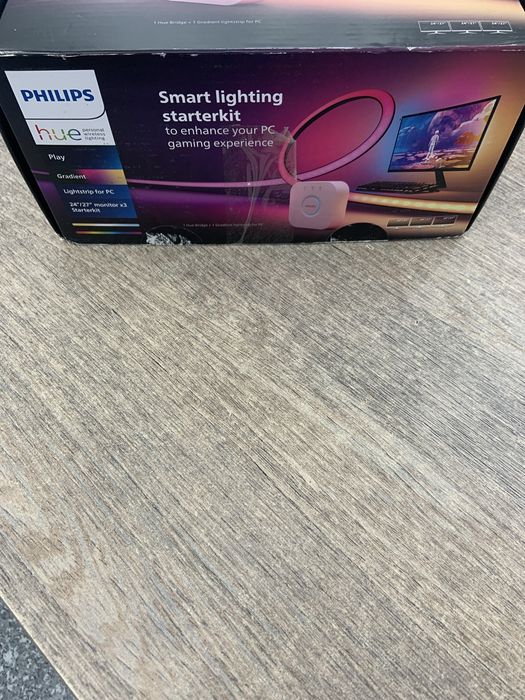 Acest Philips Hue Play Gradient Starter Kit este conceput special pentru monitoare de PC cu dimensiuni cuprinse între 24 și 27 de inci.