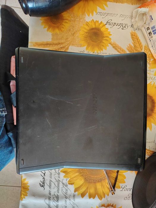 Xbox 360 raboti neznam kolko gb + left 4 death(survival pack) call of duty4 modern warfare, resident evil 5