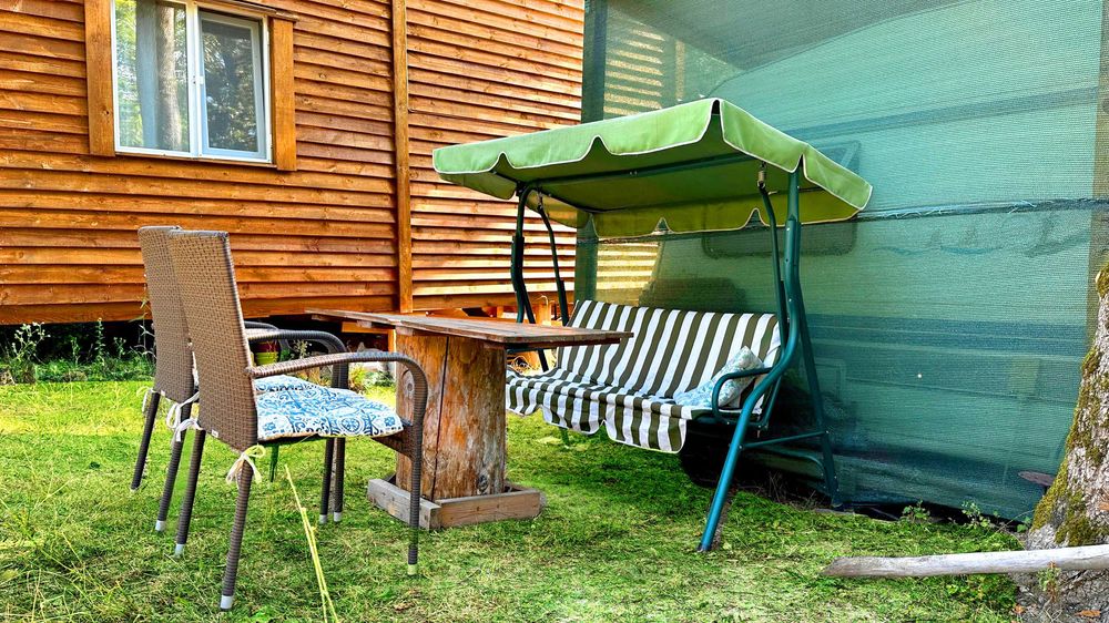 Продава се уютна каравана с веранда в къмпинг Атлиман край Китен