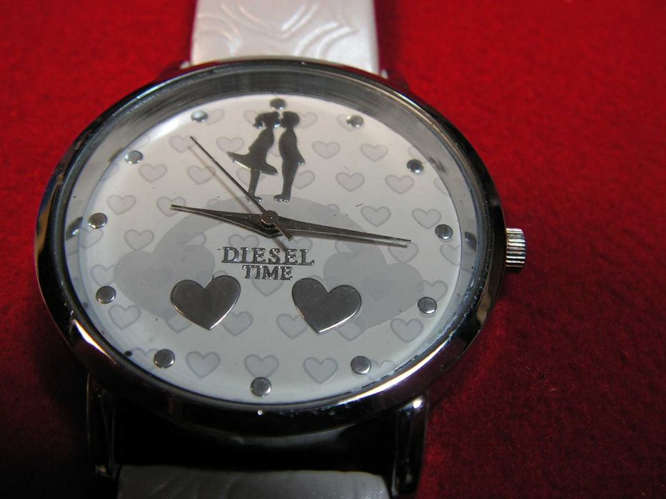 Часовник DIESEL TIME с любовна скала.