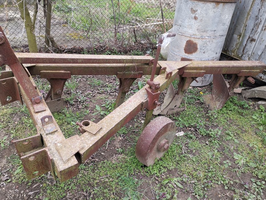 Плуг за трактор. .