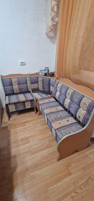 Угловой диван и 2 табуретки