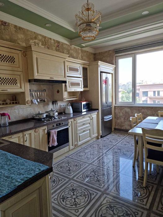 Квартира в центре .Своя.Полностью укомплектованная.3 комнаты .116 кв.м