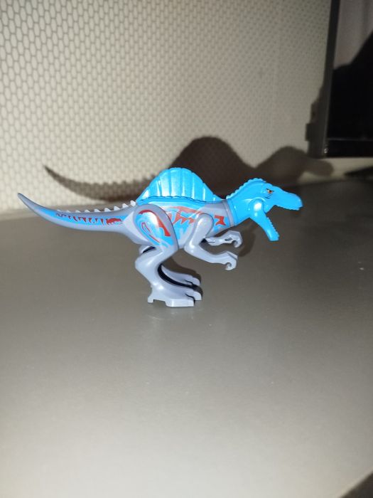 Один спинозавра лего