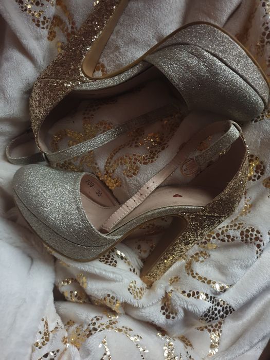 Vând pantofi cu toc