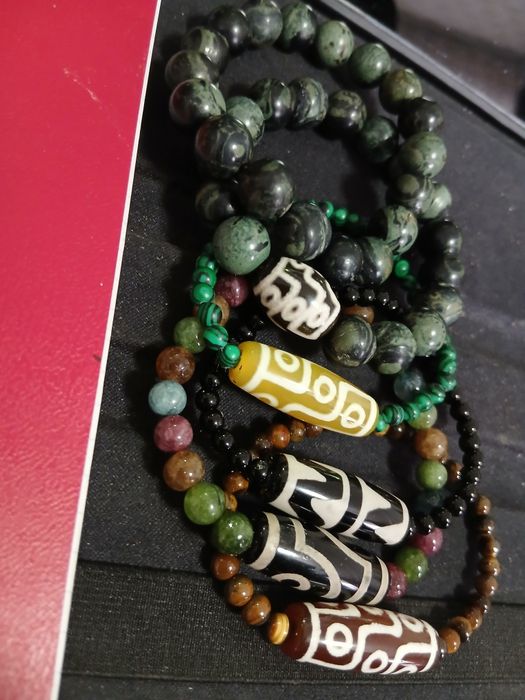 Бусины дзи браслет