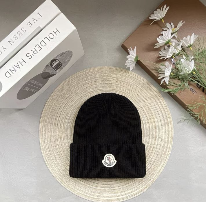 Шапка Moncler для зимы