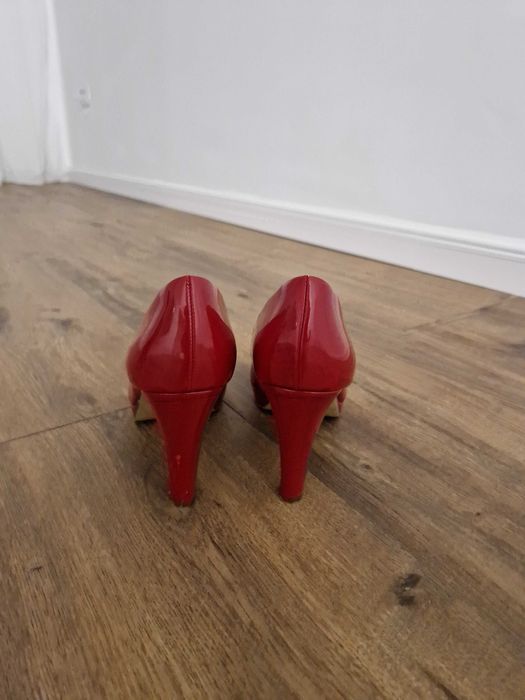 Pantofi roșii lăcuiți