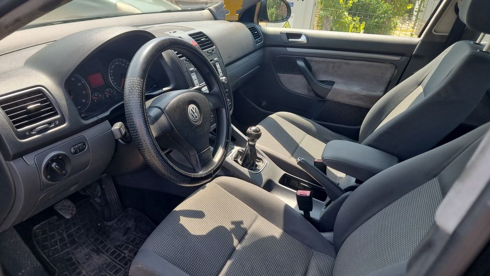 Se vinde Volkswagen Jetta, an de fabricație 2007 motorizare  1.6 Benzină, 105 CP, cutie de viteze manuală. Mașina are la bord  195.000km