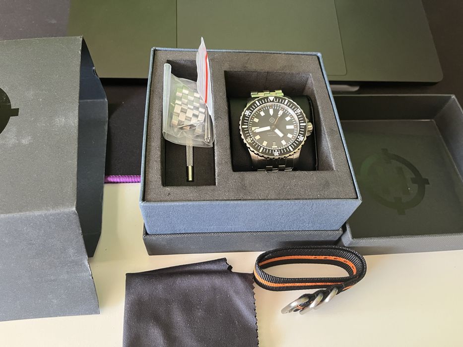 Helm Vanuatu 42mm Stainless Steel Automatic часовник