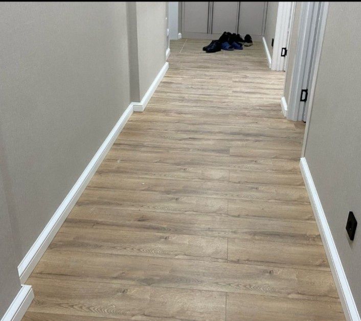 Поклейка обои установка плинтуса