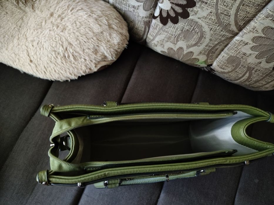 Vând geantă nouă nefolosita verde măslină