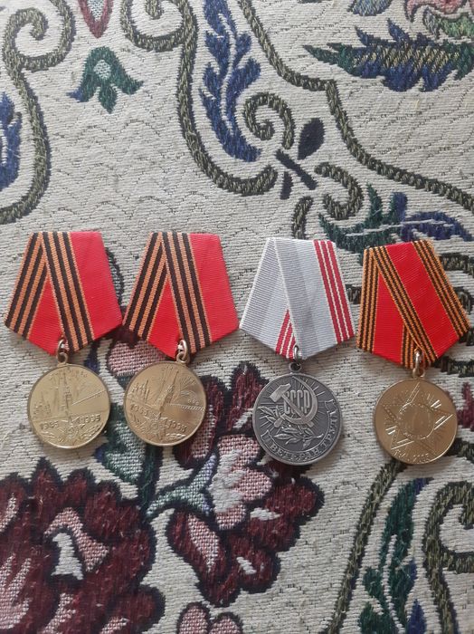 Продам значки в идеальном состоянии