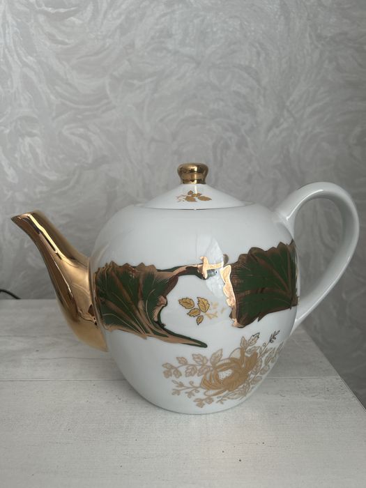 Три чайника из фарфора. Одна стоит 5500.