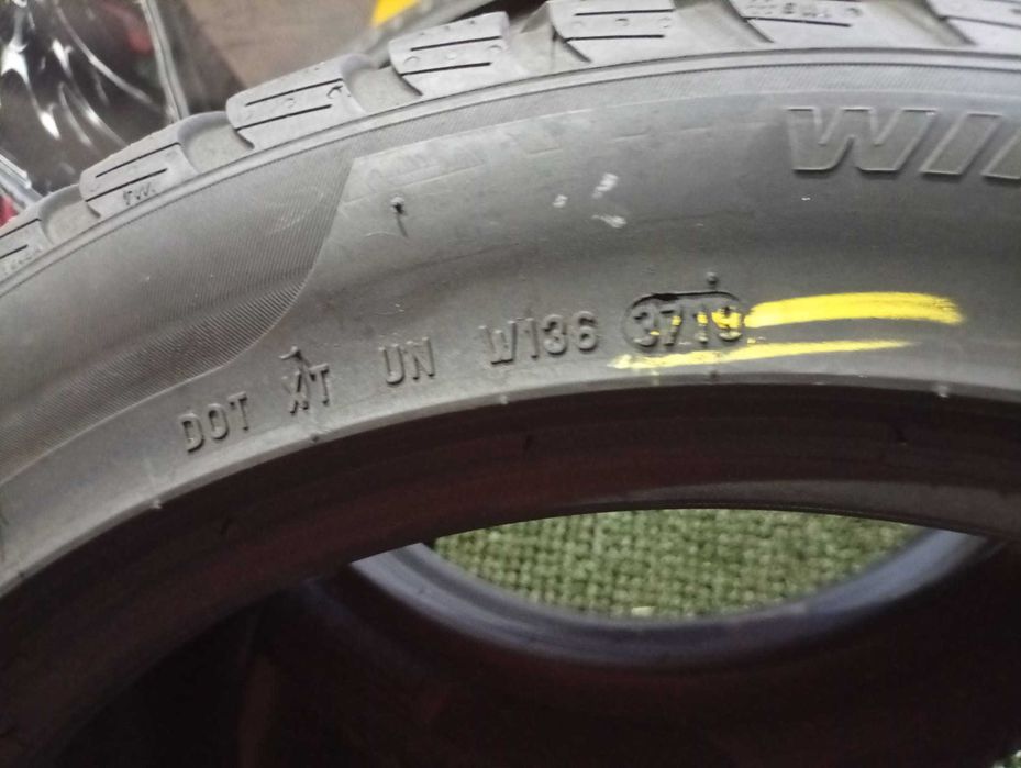 275 40 18 PIRELLI