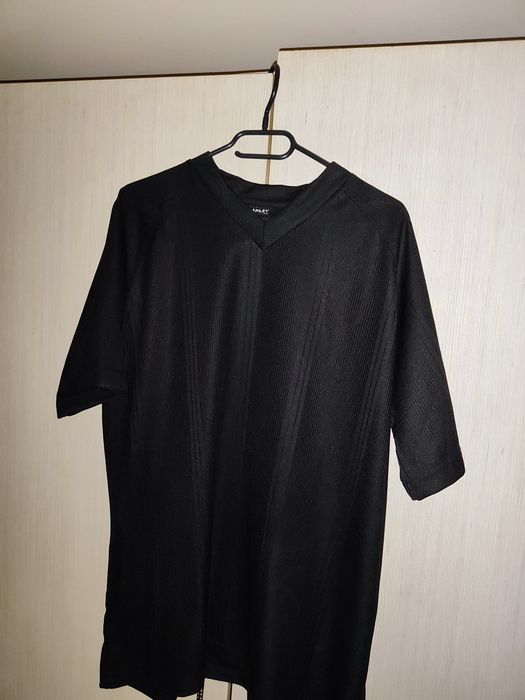 Vând tricou mărimea Xl model frumos ce tot impecabil purtat de 2 ori