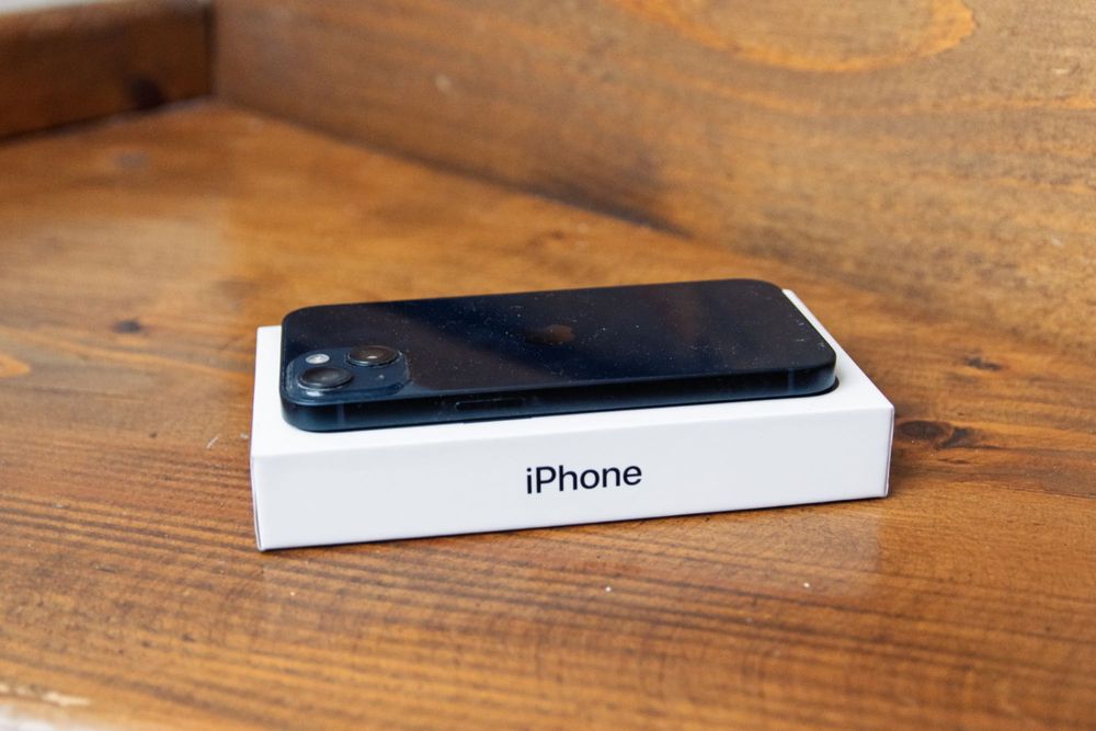 Telefon Apple iPhone 13 Midnight 128GB + HUSE